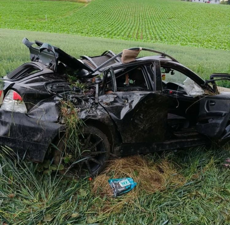 Zderzenie samochodów w&nbsp;Białobokach. BMW wypadło z&nbsp;drogi i&nbsp;uderzyło w&nbsp;drzewo