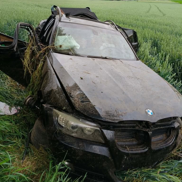 Zderzenie samochodów w Białobokach. BMW wypadło z drogi i uderzyło w drzewo - Polskie Radio Rzeszów