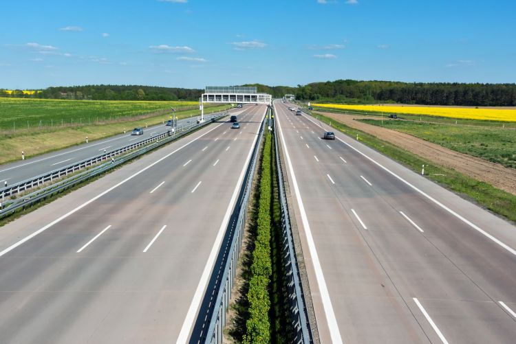 Kolizje na&nbsp;A4. Samochody uderzyły w&nbsp;bariery energochłonne