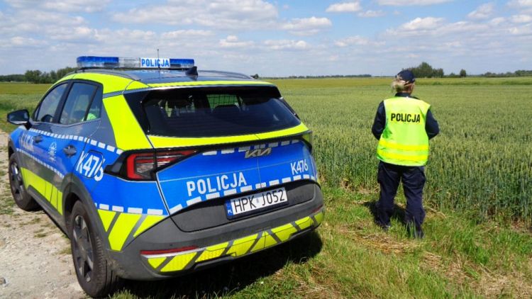 Policjanci odnaleźli zaginionego 69-latka w polu pszenicy 1 - Polskie Radio Rzeszów Policjanci odnaleźli zaginionego 69-latka w polu pszenicy