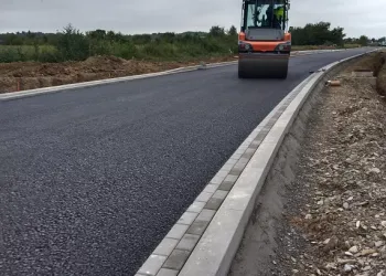 Nowa droga i&nbsp;rondo w&nbsp;Krośnie otwarte. Inwestycja poprawi komunikację