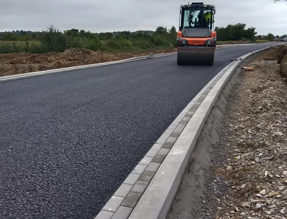 Nowa droga i&nbsp;rondo w&nbsp;Krośnie otwarte. Inwestycja poprawi komunikację