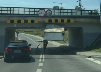 Dostawczak zahaczył o&nbsp;wiadukt w&nbsp;Sędziszowie Małopolskim. Policja szuka kierowcy