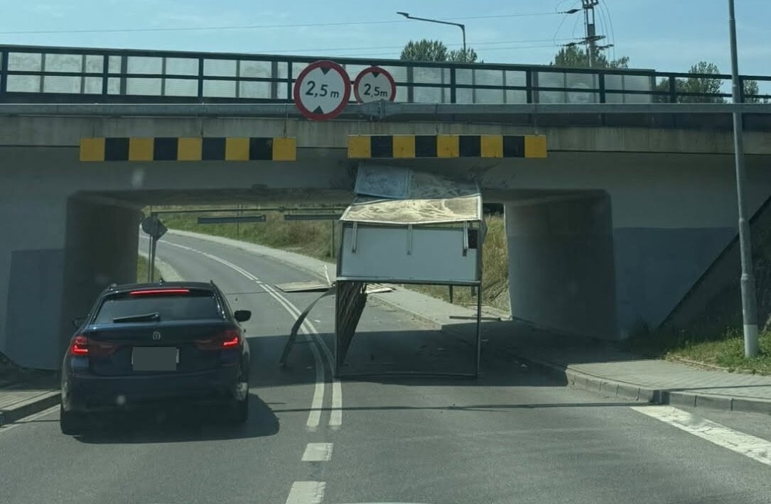 Dostawczak zahaczył o wiadukt w Sędziszowie Małopolskim. Policja szuka kierowcy - Polskie Radio Rzeszów
