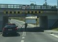 Dostawczak zahaczył o&nbsp;wiadukt w&nbsp;Sędziszowie Małopolskim. Policja szuka kierowcy