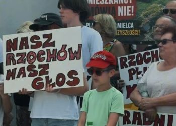 „Domy, nie&nbsp;strefa”. Protest mieszkańców Rzochowa podczas sesji Rady Miejskiej