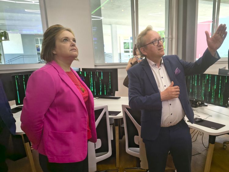„Otwarta Uczelnia” i cyberbezpieczeństwo. Wiceminister nauki i szkolnictwa odwiedziła WSIiZ w Rzeszowie - Polskie Radio Rzeszów