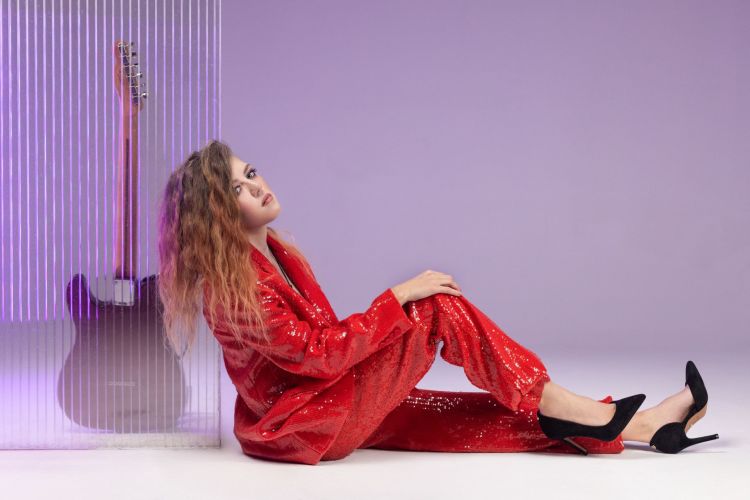 „Pozostałam przy życiu” - MINI zamienia osobistą historię w muzyczny manifest 1 - Polskie Radio Rzeszów „Pozostałam przy życiu” – MINI zamienia osobistą historię w muzyczny manifest