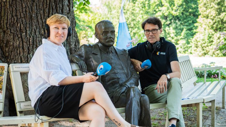 „Radio Biwak” spod Lipy Sobieskiego w ogrodzie pałacu Lubomirskich w Przeworsku i z Europejskiego Stadionu Kultury 1 - Polskie Radio Rzeszów „Radio Biwak” spod Lipy Sobieskiego w ogrodzie pałacu Lubomirskich w Przeworsku i z Europejskiego Stadionu Kultury