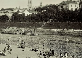 Puste plaże nad&nbsp;Sanem w&nbsp;Przemyślu. Zobacz, jak dawniej wyglądał wypoczynek nad&nbsp;rzeką