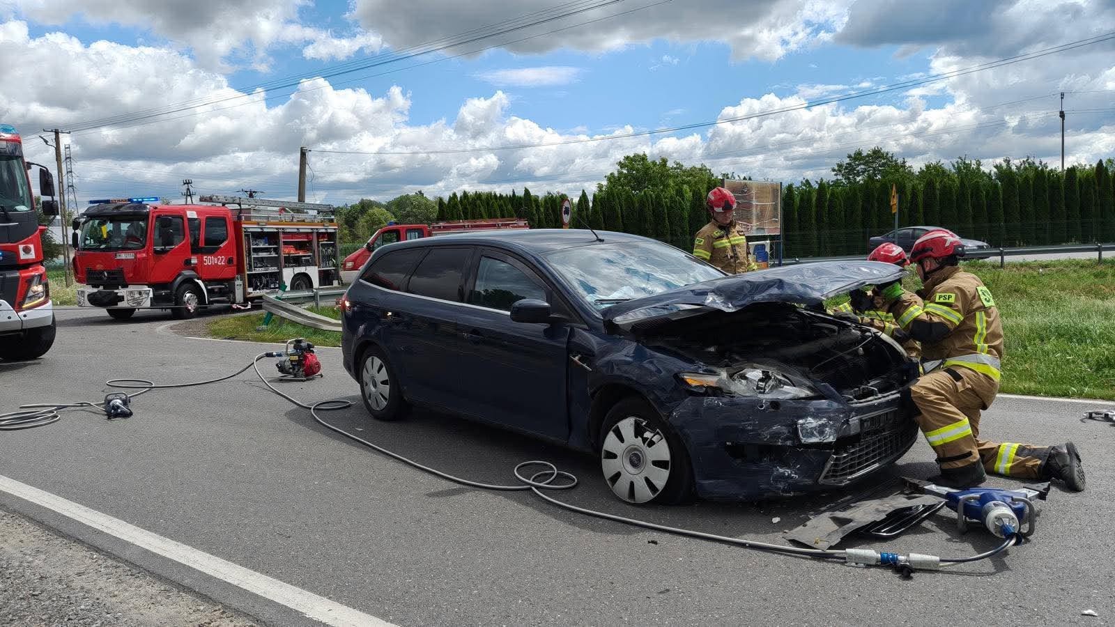 Zablokowana droga w Sadkowej Górze. Lądował śmigłowiec LPR, 63-letnia kobieta zabrana do szpitala - Polskie Radio Rzeszów