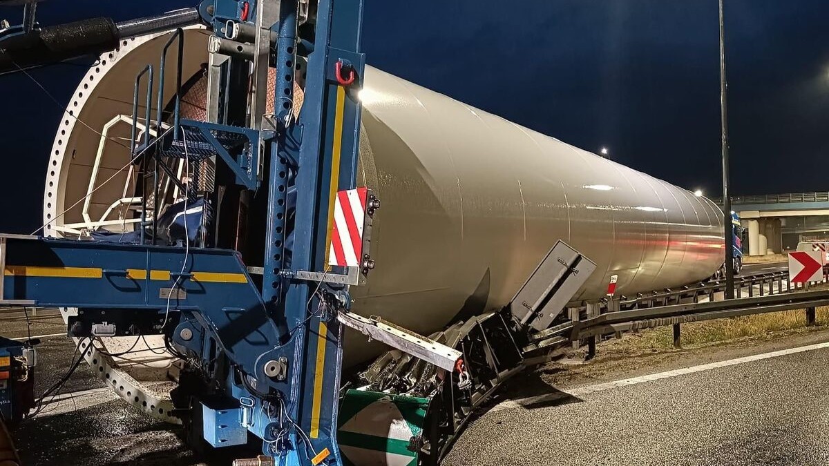 [AKTUALIZACJA] Utrudnienia na A4 w Terliczce mogą potrwać do jutra (11.07). Część turbiny wiatrowej wypadła z ciężarówki - Polskie Radio Rzeszów