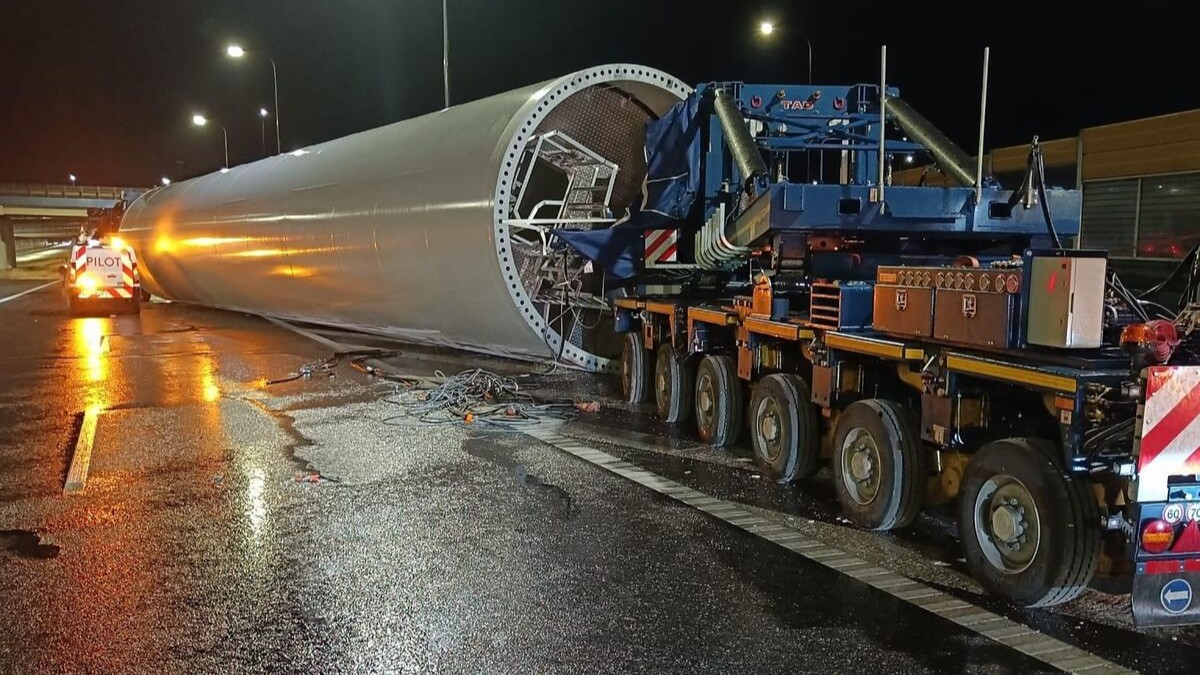[AKTUALIZACJA] Utrudnienia na A4 w Terliczce mogą potrwać do jutra (11.07). Część turbiny wiatrowej wypadła z ciężarówki - Polskie Radio Rzeszów