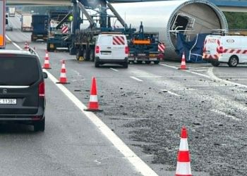 [AKTUALIZACJA] Utrudnienia na&nbsp;A4 w&nbsp;Terliczce mogą potrwać do&nbsp;jutra (11.07). Część turbiny wiatrowej wypadła z&nbsp;ciężarówki