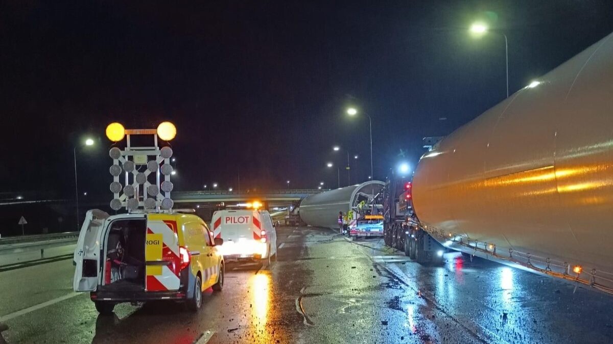[AKTUALIZACJA] Utrudnienia na A4 w Terliczce mogą potrwać do jutra (11.07). Część turbiny wiatrowej wypadła z ciężarówki - Polskie Radio Rzeszów
