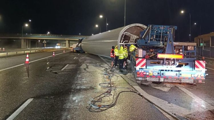 [AKTUALIZACJA] Utrudnienia na&nbsp;A4 w&nbsp;Terliczce mogą potrwać do&nbsp;jutra (11.07). Część turbiny wiatrowej wypadła z&nbsp;ciężarówki