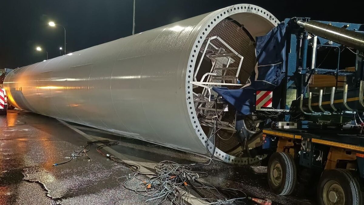 [AKTUALIZACJA] Utrudnienia na A4 w Terliczce mogą potrwać do jutra (11.07). Część turbiny wiatrowej wypadła z ciężarówki - Polskie Radio Rzeszów