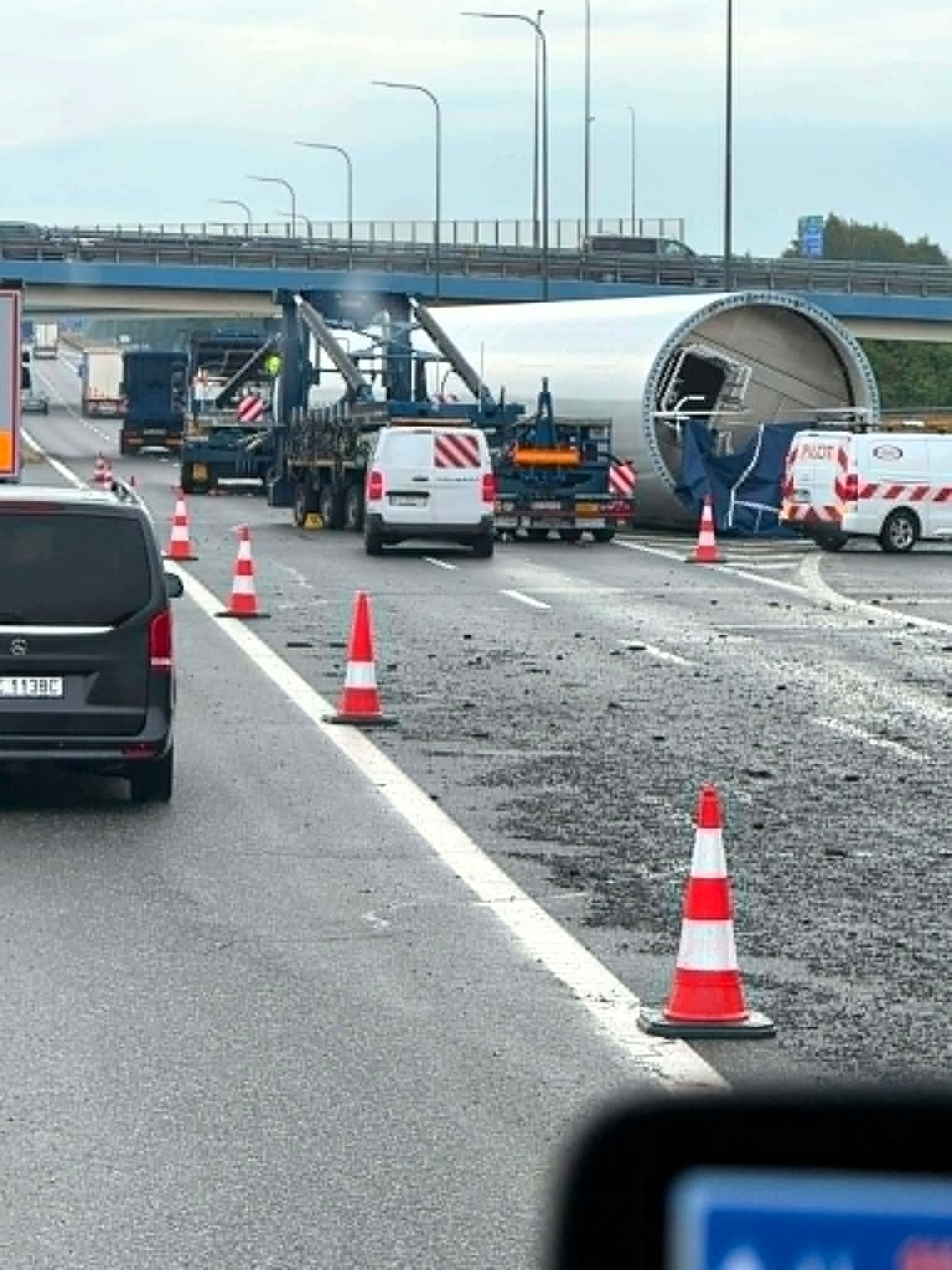 [AKTUALIZACJA] Utrudnienia na A4 w Terliczce mogą potrwać do jutra (11.07). Część turbiny wiatrowej wypadła z ciężarówki - Polskie Radio Rzeszów