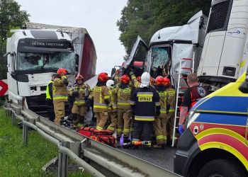 [AKTUALIZACJA] Wypadek na&nbsp;DK73 w&nbsp;Kołaczycach. Zderzyły się trzy samochody ciężarowe, występują poważne utrudnienia