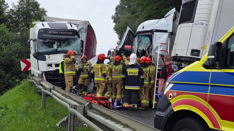 [AKTUALIZACJA] Wypadek na&nbsp;DK73 w&nbsp;Kołaczycach. Zderzyły się trzy samochody ciężarowe