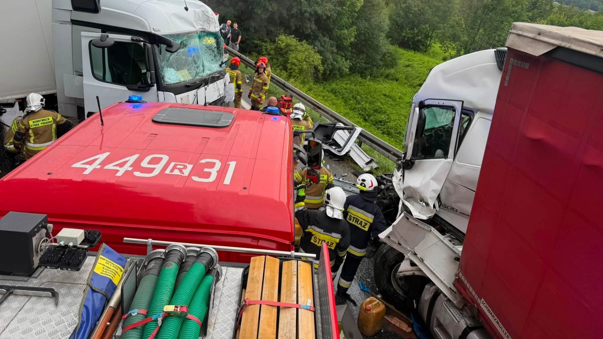 [AKTUALIZACJA] Wypadek na DK73 w Kołaczycach. Zderzyły się trzy samochody ciężarowe - Polskie Radio Rzeszów