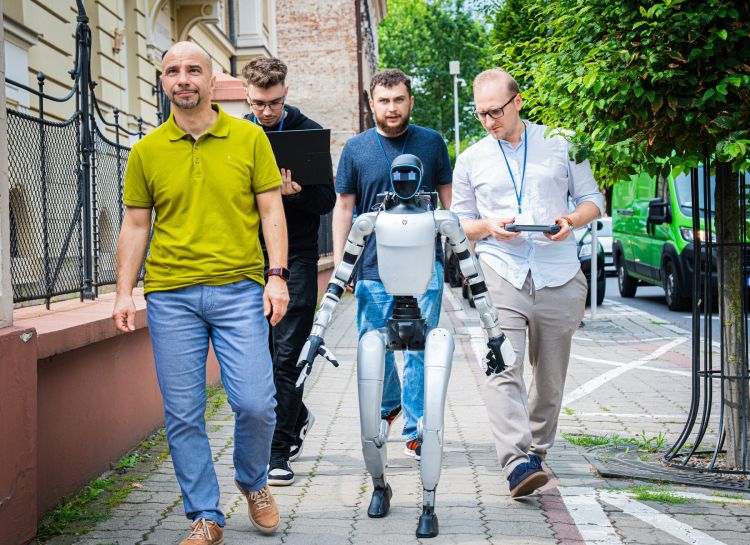 Spotkanie z robotem humanoidalnym Alfem Pierwszym 1 - Polskie Radio Rzeszów Spotkanie z robotem humanoidalnym Alfem Pierwszym