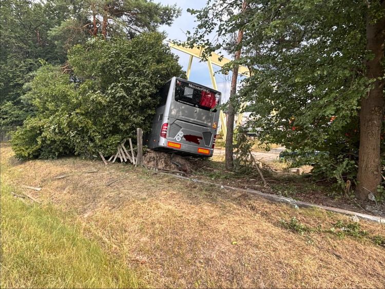 Autobus uderzył w ogrodzenie w Stalach. Utrudnienia na DW 871 4 - Polskie Radio Rzeszów Autobus uderzył w ogrodzenie w Stalach. Utrudnienia na DW 871 - Polskie Radio Rzeszów