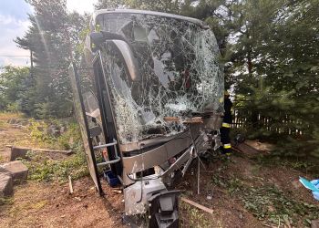 Autobus uderzył w ogrodzenie w Stalach. Utrudnienia na DW 871 3 - Polskie Radio Rzeszów Autobus uderzył w ogrodzenie w Stalach. Utrudnienia na DW 871