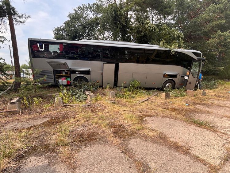 Autobus uderzył w ogrodzenie w Stalach. Utrudnienia na DW 871 3 - Polskie Radio Rzeszów Autobus uderzył w ogrodzenie w Stalach. Utrudnienia na DW 871 - Polskie Radio Rzeszów