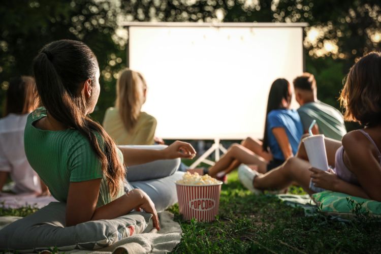 Bezpłatne kino plenerowe w Rzeszowie. Na ekranie „Bambi. Opowieść leśna” 1 - Polskie Radio Rzeszów Bezpłatne kino plenerowe w Rzeszowie. Na ekranie „Bambi. Opowieść leśna”
