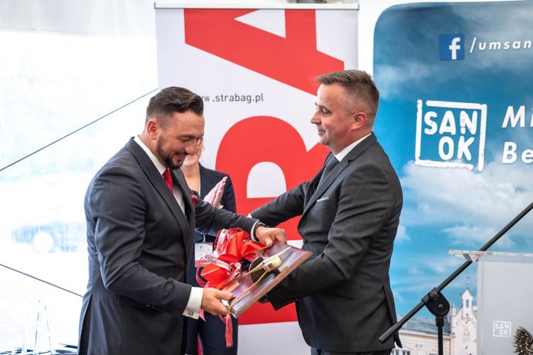 Burmistrz Sanoka Tomasz Matuszewski z nagrodą „Skrzydła Rozwoju Biznesu” 1 - Polskie Radio Rzeszów Burmistrz Sanoka Tomasz Matuszewski z nagrodą „Skrzydła Rozwoju Biznesu”