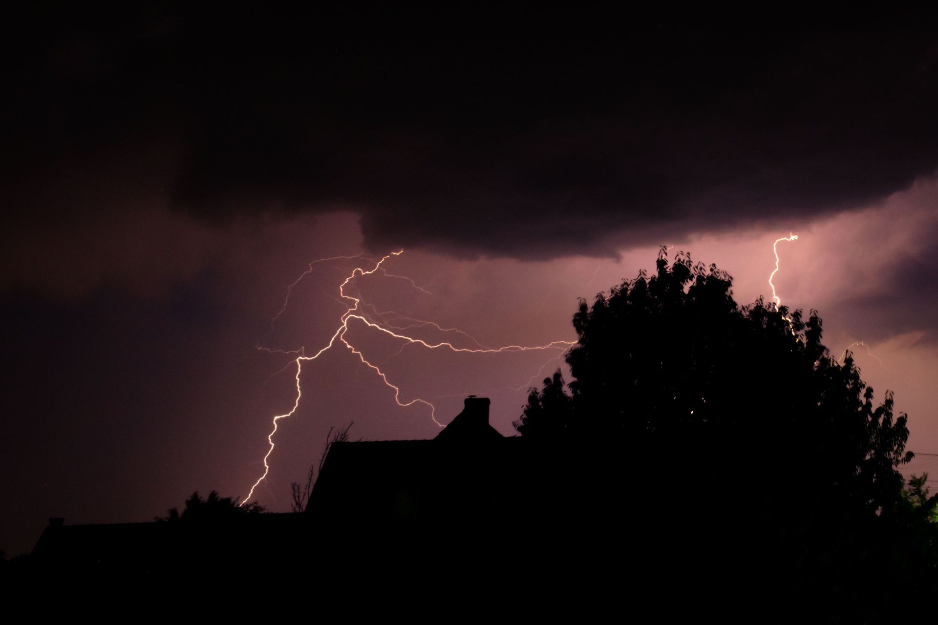 Burze nad Podkarpaciem. Uszkodzony budynek gospodarczy w Wierzawicach 23 - Polskie Radio Rzeszów Burze nad Podkarpaciem. Uszkodzony budynek gospodarczy w Wierzawicach - Polskie Radio Rzeszów