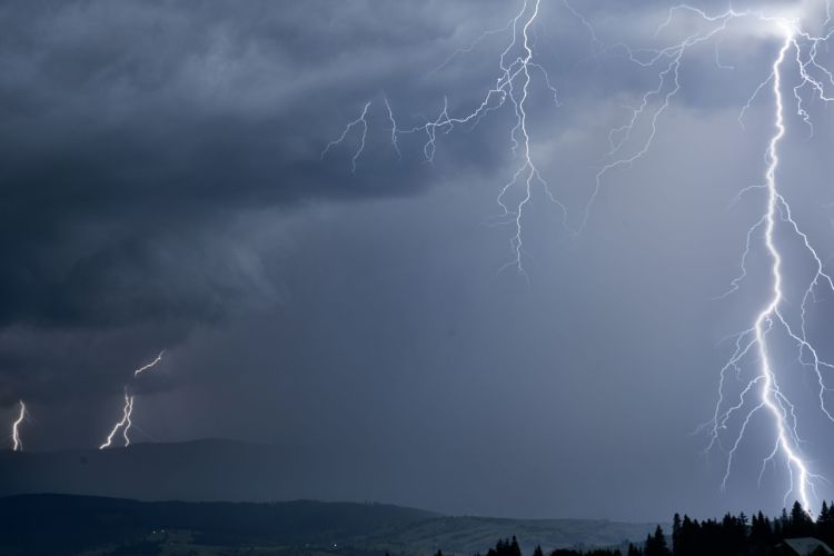 Burze przejdą przez Podkarpacie. IMGW wydał alerty dla całego regionu 1 - Polskie Radio Rzeszów Burze przejdą przez Podkarpacie. IMGW wydał alerty dla całego regionu