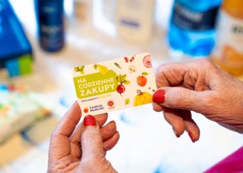 Caritas pomaga seniorom i osobom w trudnej sytuacji. Dostają karty na codzienne zakupy 2 - Polskie Radio Rzeszów Caritas pomaga seniorom i osobom w trudnej sytuacji. Dostają karty na codzienne zakupy
