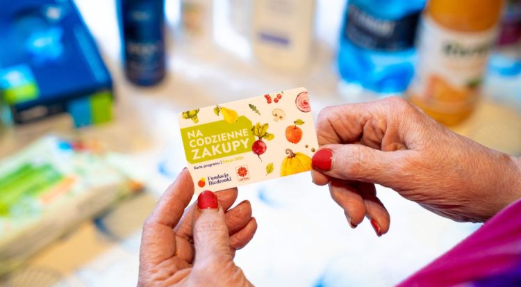 Caritas pomaga seniorom i osobom w trudnej sytuacji. Dostają karty na codzienne zakupy 1 - Polskie Radio Rzeszów Caritas pomaga seniorom i osobom w trudnej sytuacji. Dostają karty na codzienne zakupy