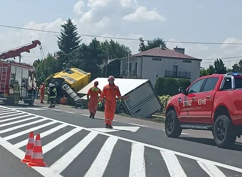 Ciągnik siodłowy uderzył w&nbsp;przepust na&nbsp;DK77. Kierowca trafił do&nbsp;szpitala [AKTUALIZACJA]