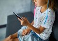 Dzieci spędzają ponad 4 godziny dziennie w&nbsp;Internecie. Eksperci alarmują