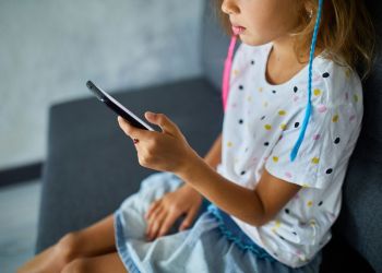 Dzieci spędzają ponad 4 godziny dziennie w&nbsp;Internecie. Eksperci alarmują