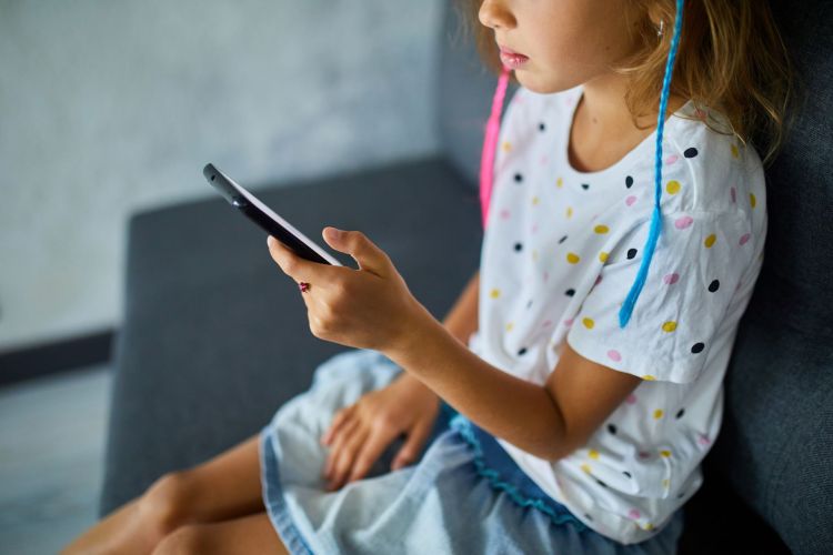 Dzieci spędzają ponad 4 godziny dziennie w&nbsp;Internecie. Eksperci alarmują