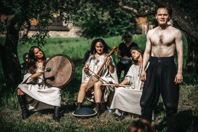 Folkowisko w Gorajcu rozpoczęte. Tegoroczne hasło to „Łuk Karpat” 1 - Polskie Radio Rzeszów Folkowisko w Gorajcu rozpoczęte. Tegoroczne hasło to „Łuk Karpat”