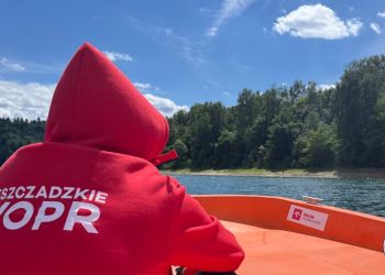 Groźne zdarzenie podczas cumowania nad Jeziorem Solińskim. Mężczyzna wypadł z żaglówki 2 - Polskie Radio Rzeszów Groźne zdarzenie podczas cumowania nad Jeziorem Solińskim. Mężczyzna wypadł z żaglówki
