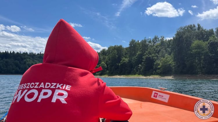 Groźne zdarzenie podczas cumowania nad&nbsp;Jeziorem Solińskim. Mężczyzna wypadł z&nbsp;żaglówki