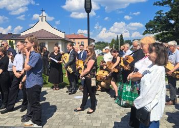 Haczów pożegnał Stanisława Wyżykowskiego. Ostatnia droga wybitnego twórcy kultury ludowej 6 - Polskie Radio Rzeszów Haczów pożegnał Stanisława Wyżykowskiego. Ostatnia droga wybitnego twórcy kultury ludowej