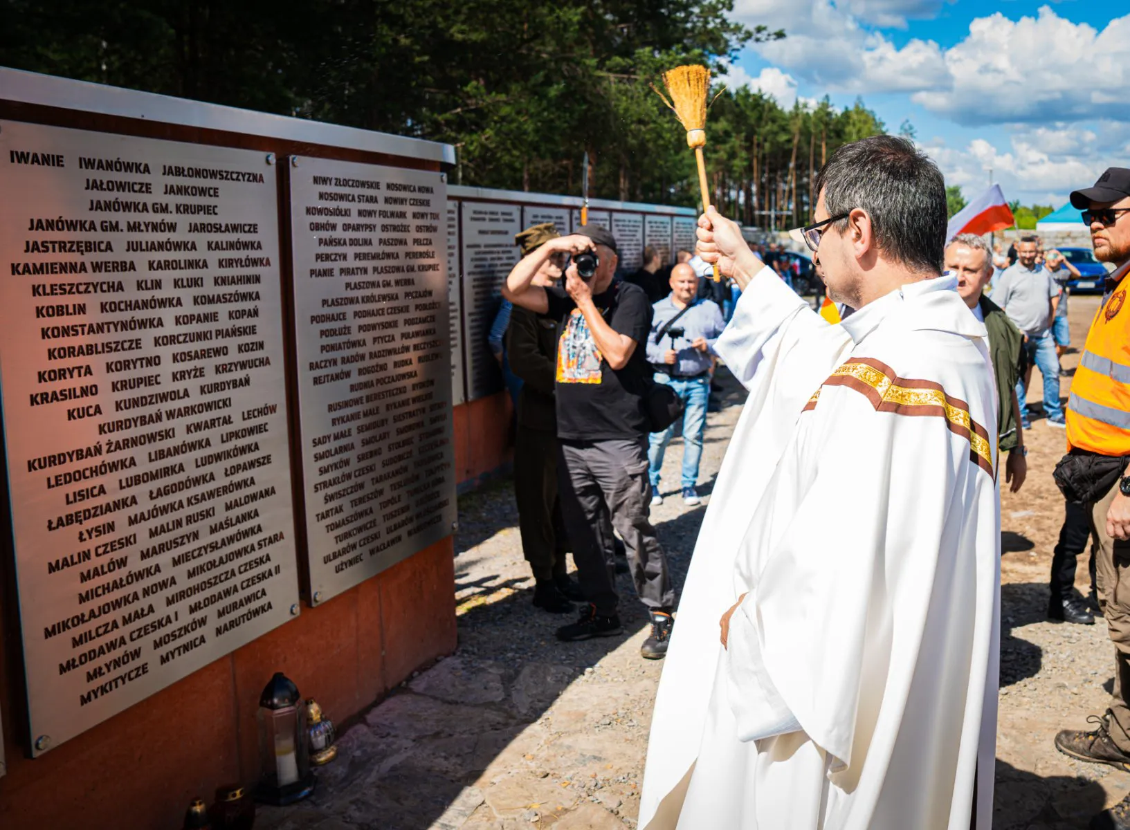 Tysiące osób uczciły ofiary Zbrodni Wołyńskiej w Domostawie - Polskie Radio Rzeszów