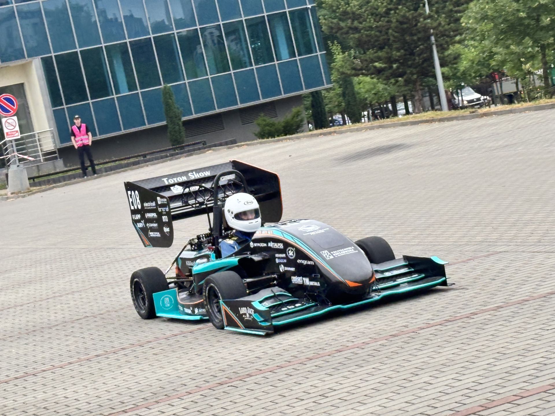Nowy bolid elektryczny Politechniki Rzeszowskiej. Studenci ruszają po podium - Polskie Radio Rzeszów