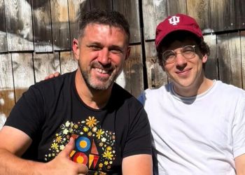 Jesse Eisenberg w Gorajcu. Aktor dołączył do misji humanitarnej na Ukrainie 4 - Polskie Radio Rzeszów Jesse Eisenberg w Gorajcu. Aktor dołączył do misji humanitarnej na Ukrainie