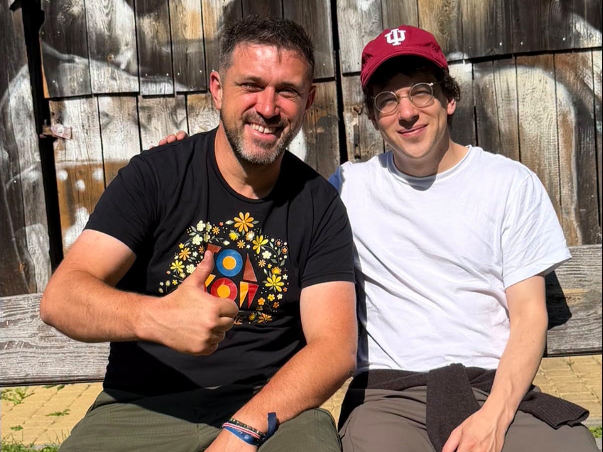 Jesse Eisenberg w Gorajcu. Aktor dołączył do misji humanitarnej na Ukrainie 2 - Polskie Radio Rzeszów Jesse Eisenberg w Gorajcu. Aktor dołączył do misji humanitarnej na Ukrainie - Polskie Radio Rzeszów