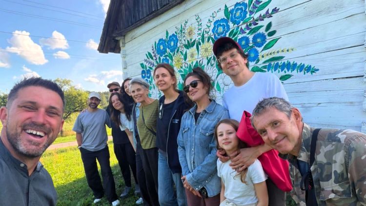 Jesse Eisenberg w Gorajcu. Aktor dołączył do misji humanitarnej na Ukrainie 1 - Polskie Radio Rzeszów Jesse Eisenberg w Gorajcu. Aktor dołączył do misji humanitarnej na Ukrainie