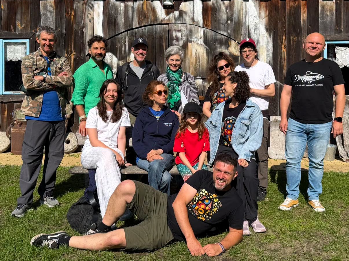 Jesse Eisenberg w Gorajcu. Aktor dołączył do misji humanitarnej na Ukrainie 3 - Polskie Radio Rzeszów Jesse Eisenberg w Gorajcu. Aktor dołączył do misji humanitarnej na Ukrainie - Polskie Radio Rzeszów