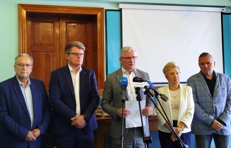Kryzys finansowy szpitala w Sanoku. Zarząd Powiatu skierował sprawę do prokuratury 1 - Polskie Radio Rzeszów Kryzys finansowy szpitala w Sanoku. Zarząd Powiatu skierował sprawę do prokuratury